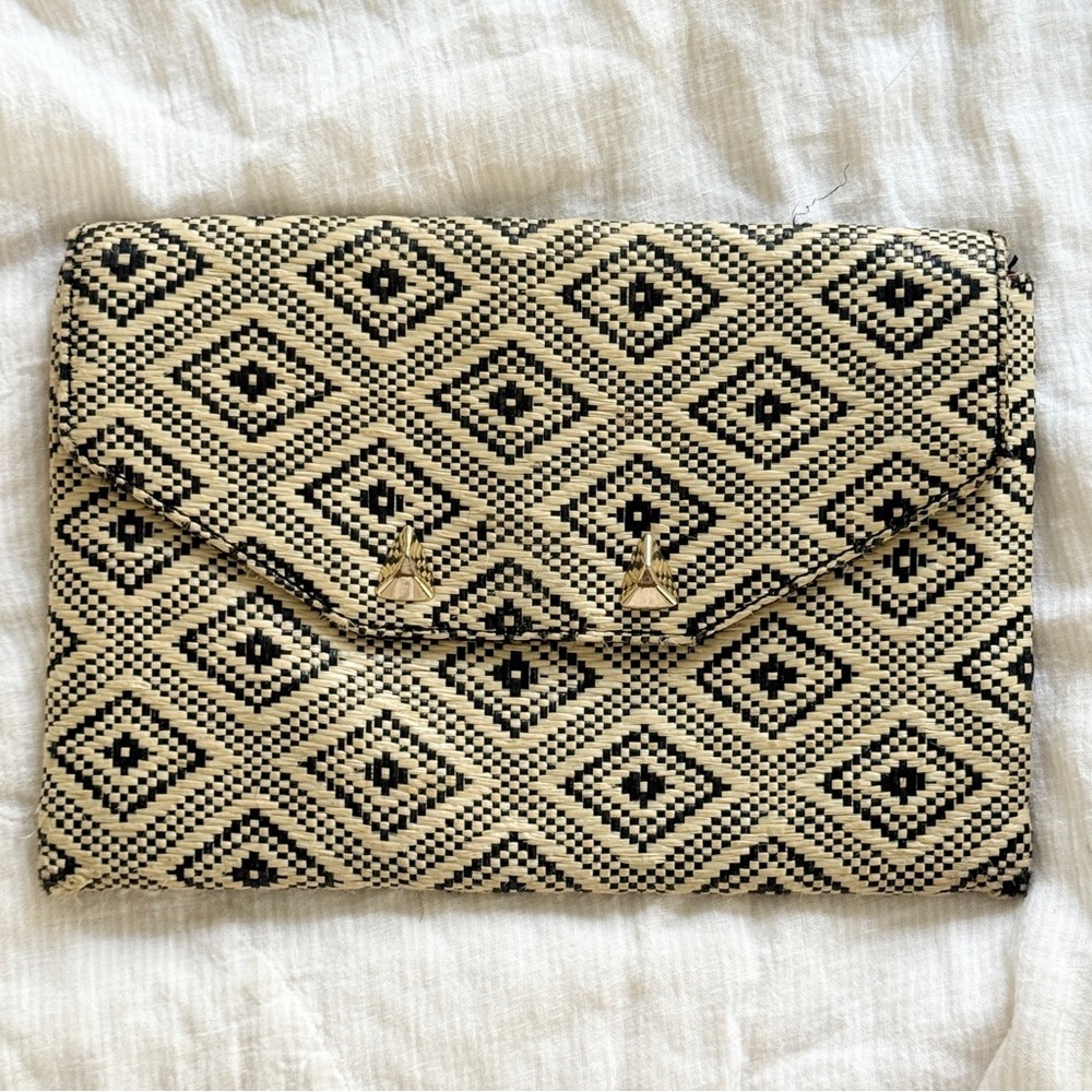 Women’s Stella & Dot Woven Raffia Clutch Purse- Black & Tan Geometric pattern.